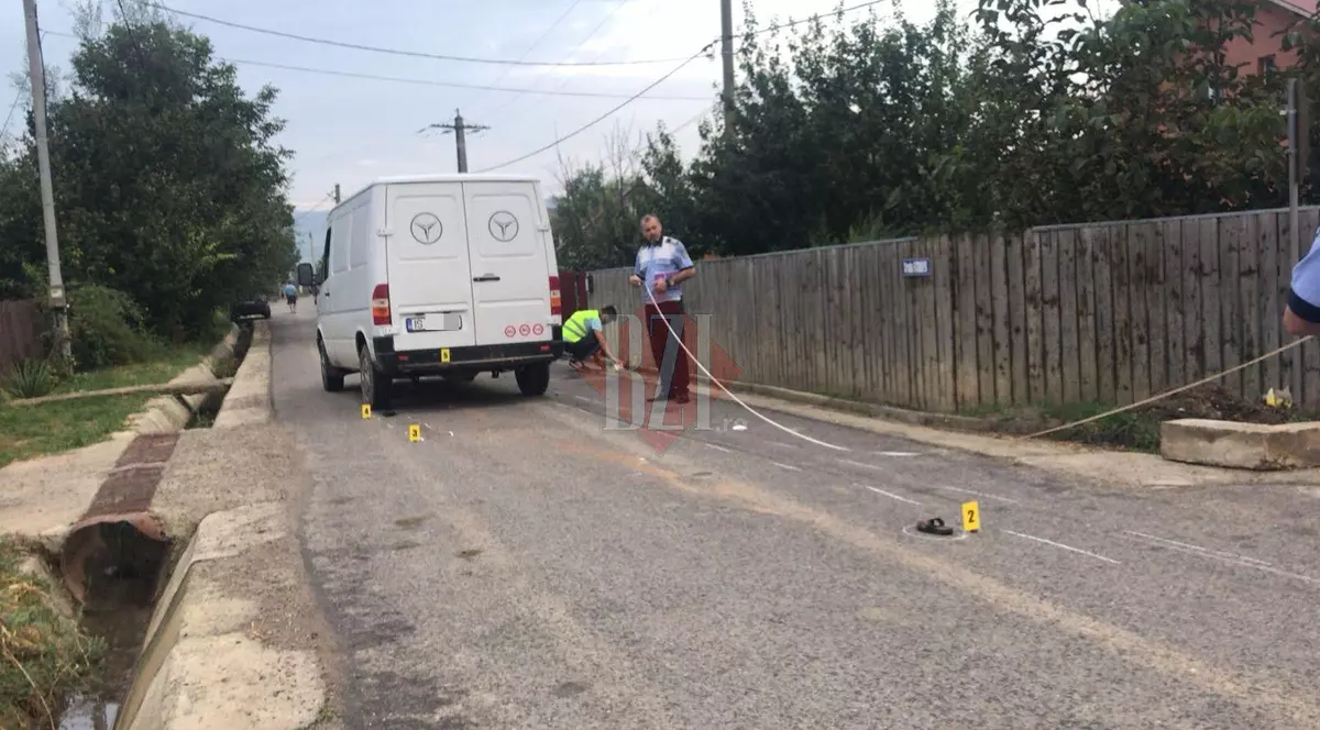 Doi copii au fost loviți de o dubă, când se jucau cu un skateborad. Duba de culoare albă oprită, în timp ce polițiștii fac măsurători și efectuează cercetări