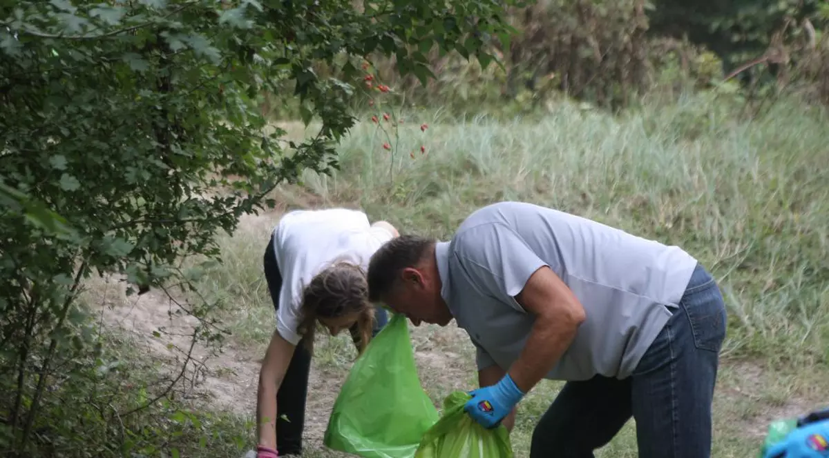 FOTO / Klaus Iohannis a adunat gunoaie în pădurea Cernica: "Mulți consideră că natura este un fel de groapă de gunoi"
