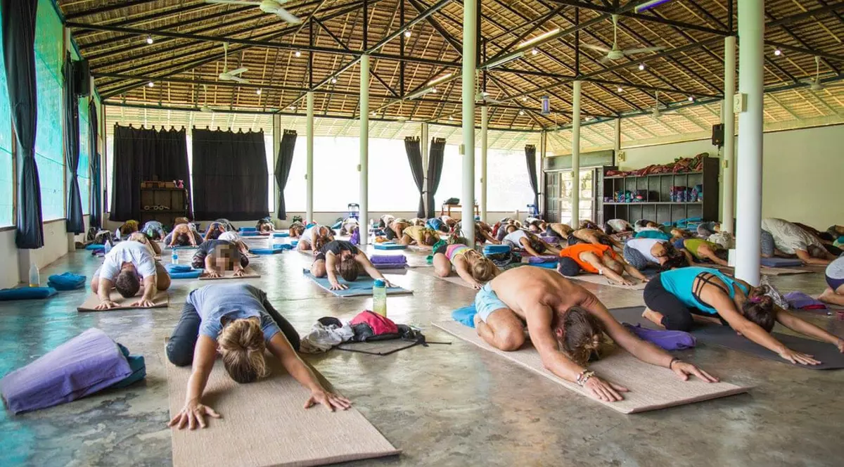 Descindere a poliției la o oră de yoga, după ce un britanic a raportat „o crimă în masă” când a văzut oamenii întinși pe podea