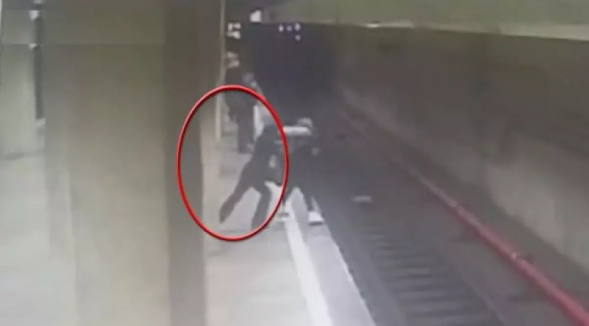 Cazul femeii supranumite “criminala de la metrou”, cea care a ucis o tânără împingând-o sub roțile trenului și a încercat să omoare în același mod o alta, i-a șocat până și pe anchetatori.
