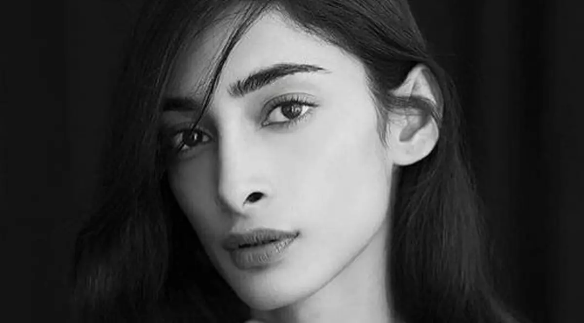 Un model s-a sinucis după ce le-a transmis fanilor ei un mesaj pe oUn model s-a sinucis după ce le-a transmis fanilor ei un mesaj pe o rețea de socializare rețea de socializare