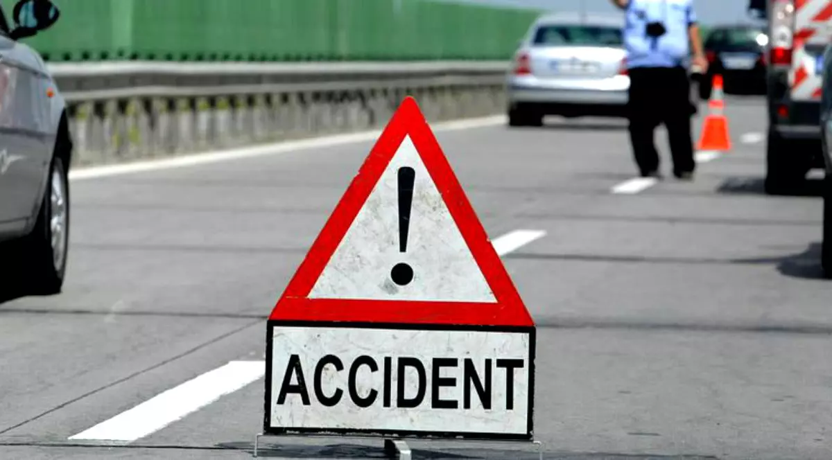 Microbuz cu 14 călători, implicat într-un accident în Vaslui. Un pasager a fost rănit