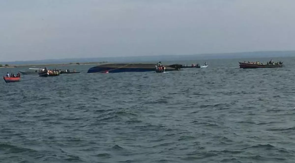 Cum a supraviețuit un bărbat două zile pe vaporul răsturnat pe cel mai mare lac din Africa. 170 de oameni au murit