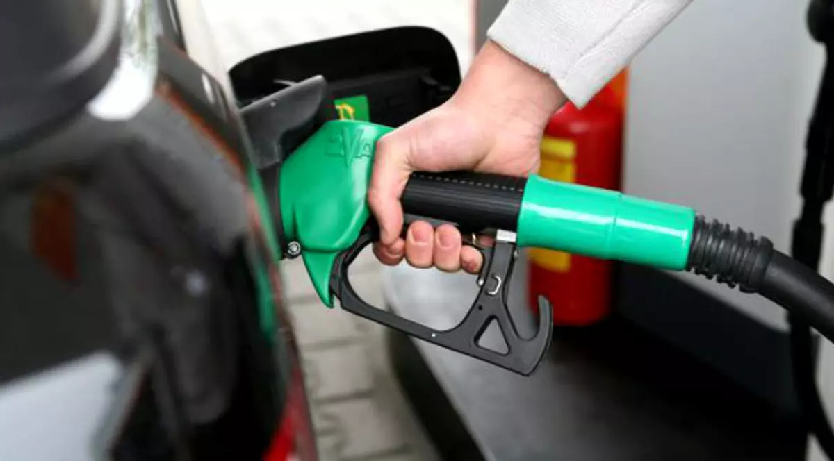 Benzina și motorina s-au scumpit cu 12% de la 1 ianuarie și urmează noi scumpiri, după ce barilul de petrol a ajuns la 80 de dolari. Benzinărie
