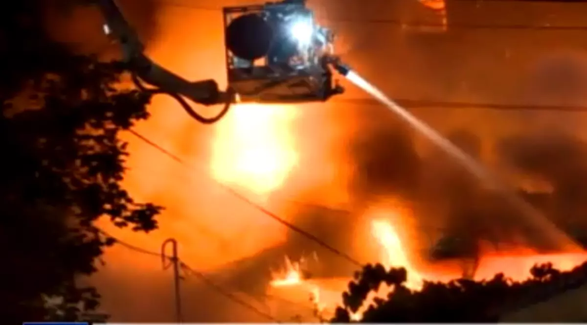 Incendiu într-un bloc din București. Cel puțin 9 persoane rănite