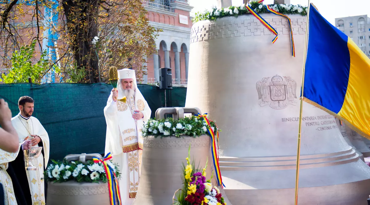 Patriarhul Daniel a sfințit clopotele Catedralei Mântuirii Neamului