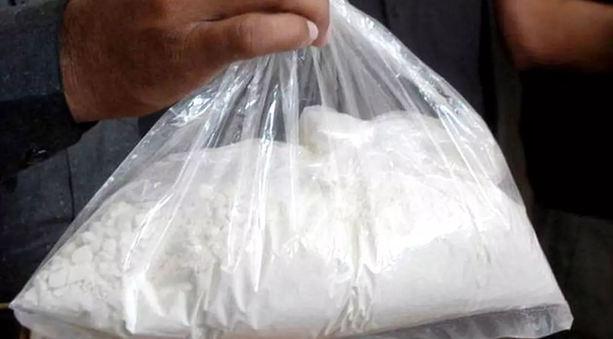 Columbia rămâne primul producător de cocaină din lume. Cocaină, într-o pungă, în mâna unui bărbat