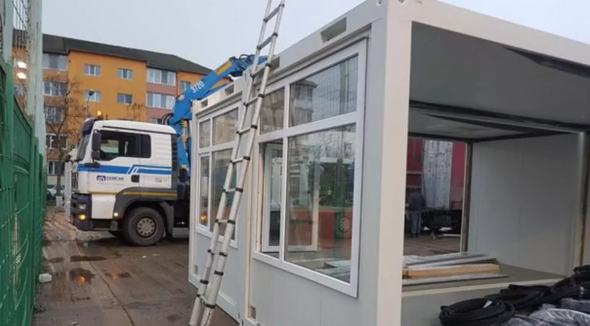 Elevii unei școli din Timișoara învață în containere metalice, dotate cu bănci, catedră și tablă. Soluția Primăriei pentru supra-aglomerarea școlilor