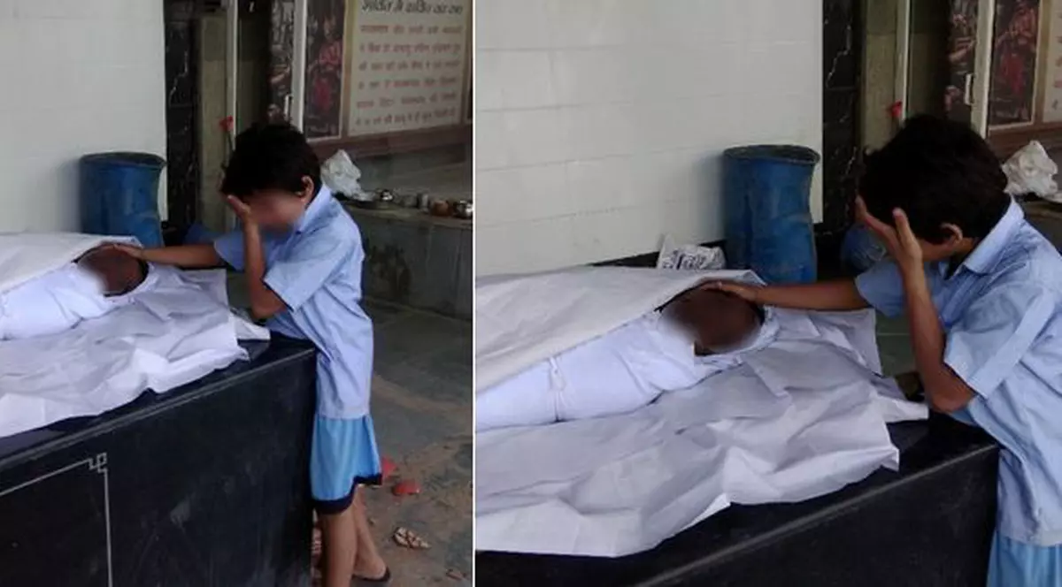 Imaginea cutremurătoare cu un copil care plânge lângă tatăl său mort. Oamenii au făcut un gest impresionant după ce au aflat povestea