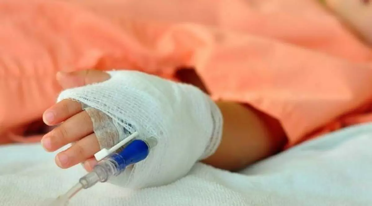 Un copil și-a rupt mâna la grădiniță, dar a fost trimis cu taxiul la spital