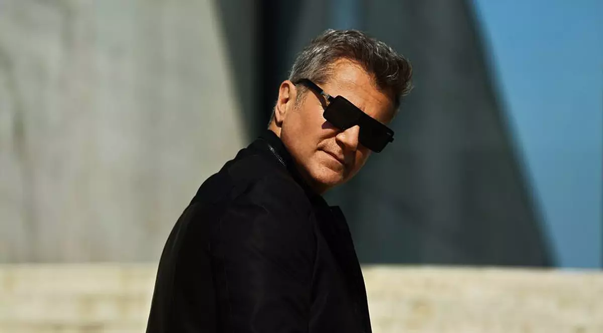 Dan Bittman, pus la zid de fanii lui, după dezvăluirile din Libertatea. Dan Bittman, îmbrăcat în negru și cu ochelari de soare, privind înapoi