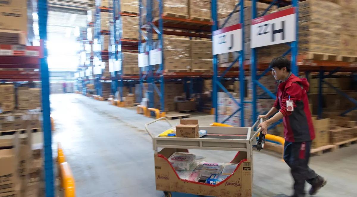 depozitul controlat de roboți din China