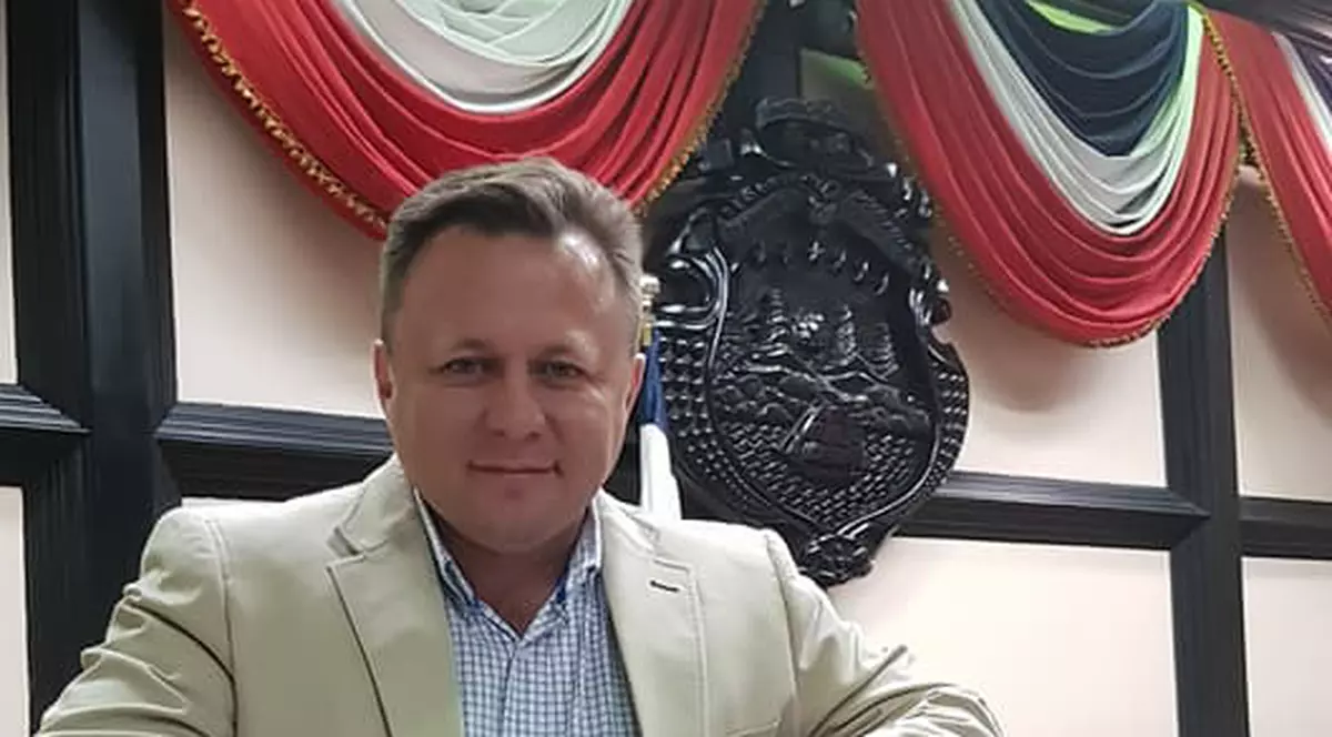 Dragoș Dolănescu n-are viață ușoară ca deputat în Costa Rica. Job de 12 ore,  6 zile pe săptămână!