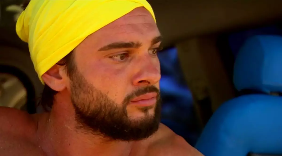 Lui Dorian Popa i-a sărit genunchiul, la Ultimul Trib. Dorian Popa, trist și cu lacrimi în ochi, după accidentare. Pe cap are o bandană galbena, culoarea echipei sale