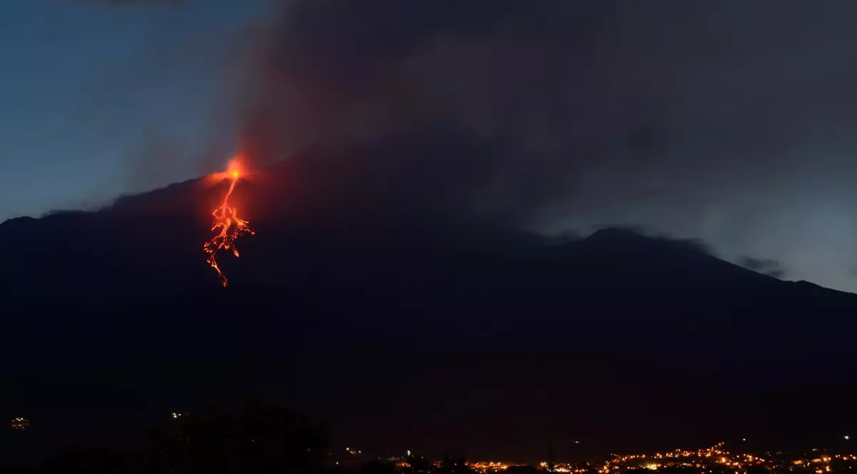 Explozii puternice pe Etna, în Italia
