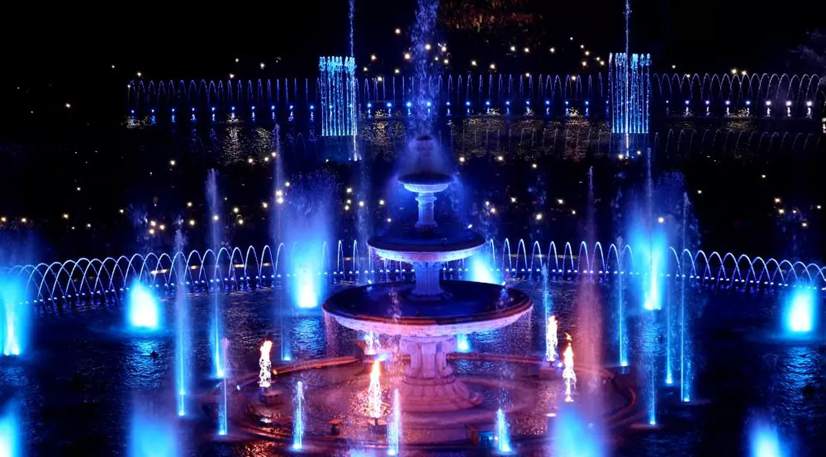 Se reia show-ul "Simfonia apei" de la fântânile din Piaţa Unirii. Fântânile din Piaţa Unirii, în seara redeschiderii