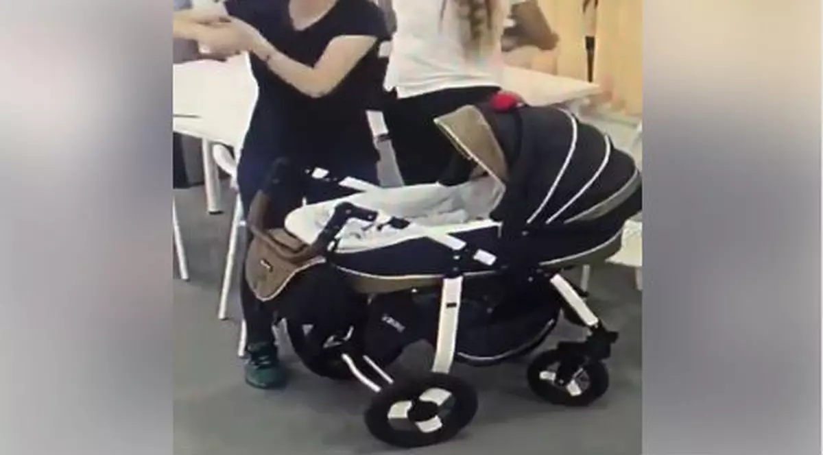 Două femei au furat încălzitorul de biberoane. Momentul furtului, surprins de camerele de supraveghere. Lângă ce le două femei se află un cărucior de copil