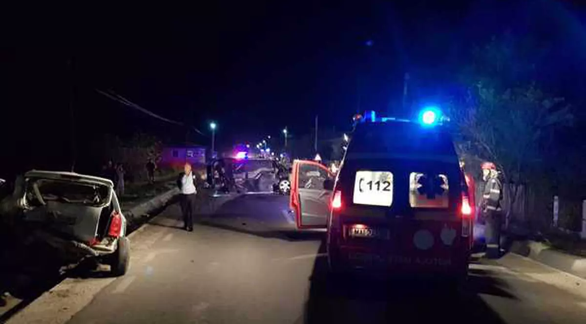 Două autoturisme s-au ciocnit duminică dimineață, în localitatea Comani. Care este bilanțul victimelor |FOTO