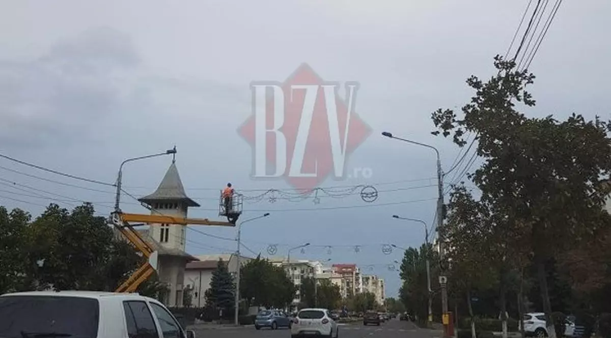 Primăria din Bârlad a început montarea ghirlandelor de Crăciun, încă din 6 septembrie