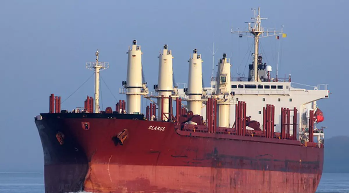 Un român se numără printre marinarii răpiți de pirați în Nigeria, pe o navă elvețiană. MAE a activat celula de criză