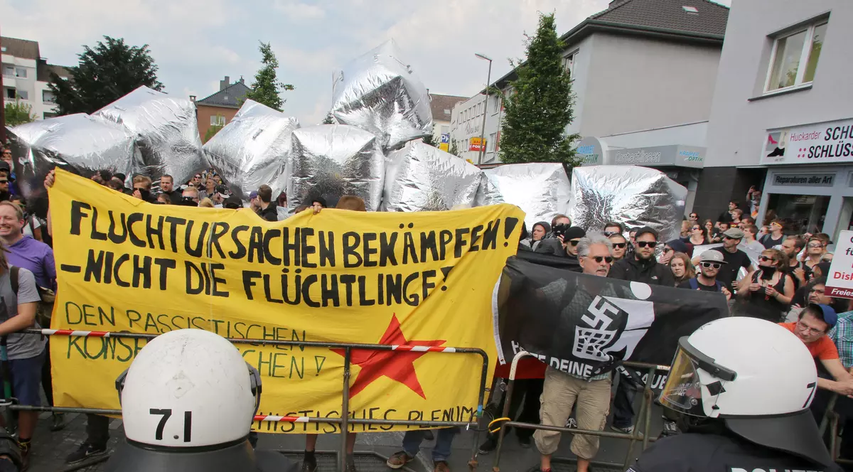 Cu baloane de staniol și pancarte antinaziste, câteva mii de oameni protestează în Dortmund, ca răspuns la mitingurile organizate de extremiștii de dreapta