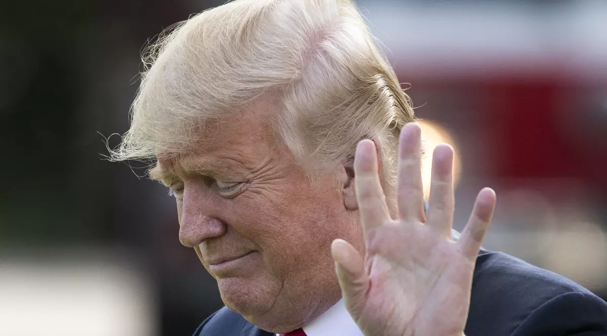 Reacția Franței, după ce Donald Trump a comentat protestele de la Paris. Donald Trump, cu mâna stângă ridicată în sus