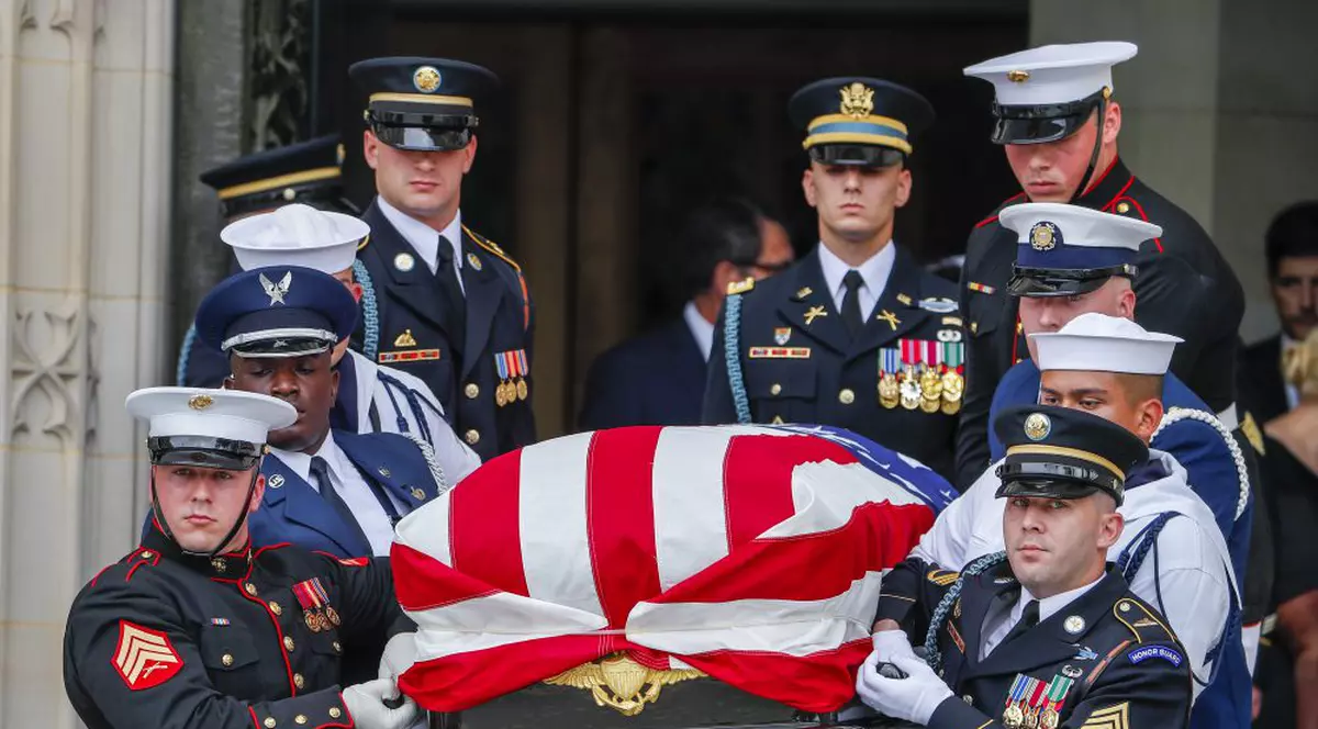 Funeralii naţionale pentru John McCain. Sicriul cu corpul lui John McCain e scos din Capitoliul din Washington, de către soldați americani