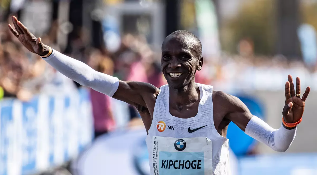 Record mondial la maraton: kenianul Kipchoge a uimit Berlinul