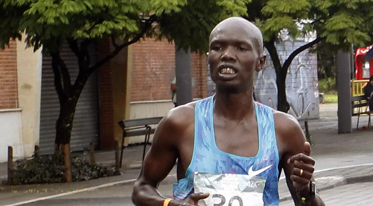 Kenyanul Joseph Kiprono, care conducea cursa, a fost lovit de o mașină, la maratonul 21k de la Medellin. Un alt concurent a suferit un infarct și a murit