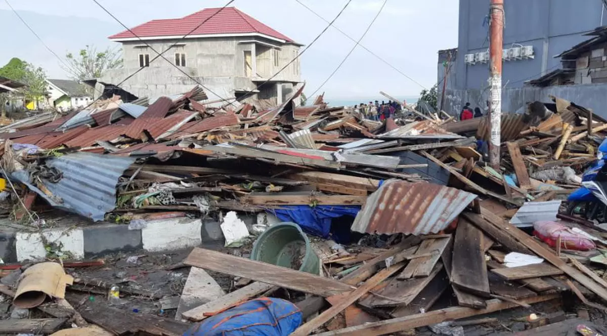 Două cutremure de 6,1 și 7,7 grade au lovit Indonezia în aceeași zi