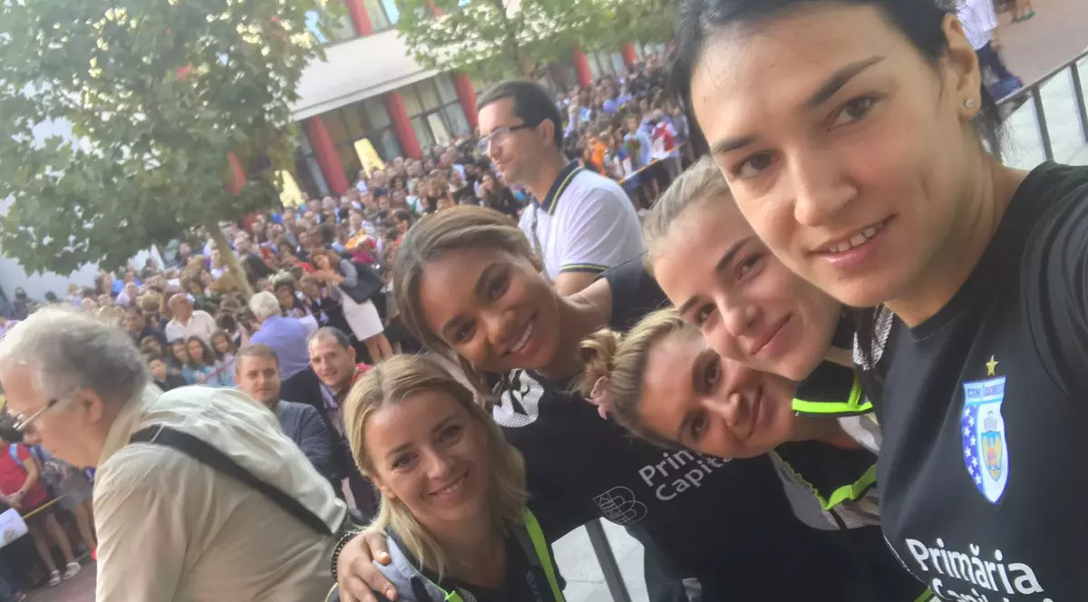 Sportivii de la CSM București au deschis anul școlar. Cristina Neagu, asaltată de copii și de părinți pentru autografe