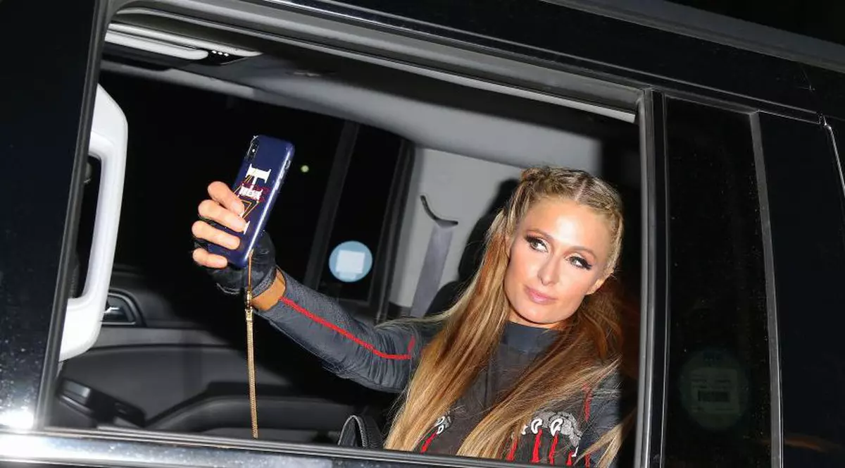 GALERIE FOTO/ Paris Hilton, apariție incendiară la New York Fashion Week. Nu și-au putut lua ochii de la ea