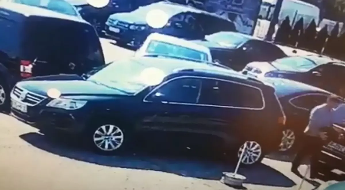 Un hoț din Suceava a fost filmat în timp ce ”opera” dintr-o mașină