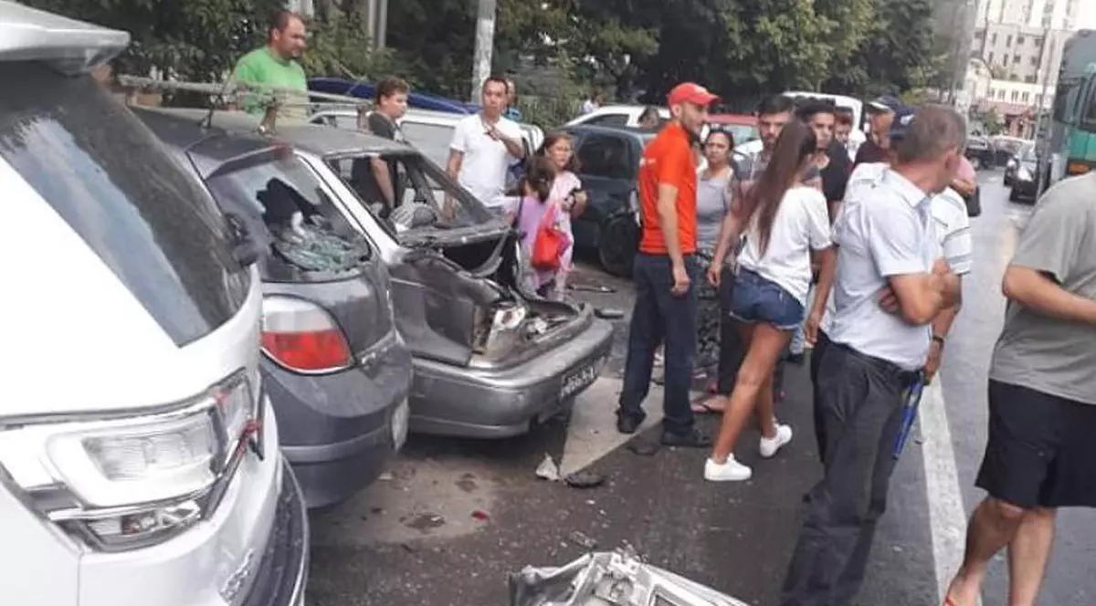 Un şofer de TIR a lovit şapte maşini parcate pe o stradă din Capitală