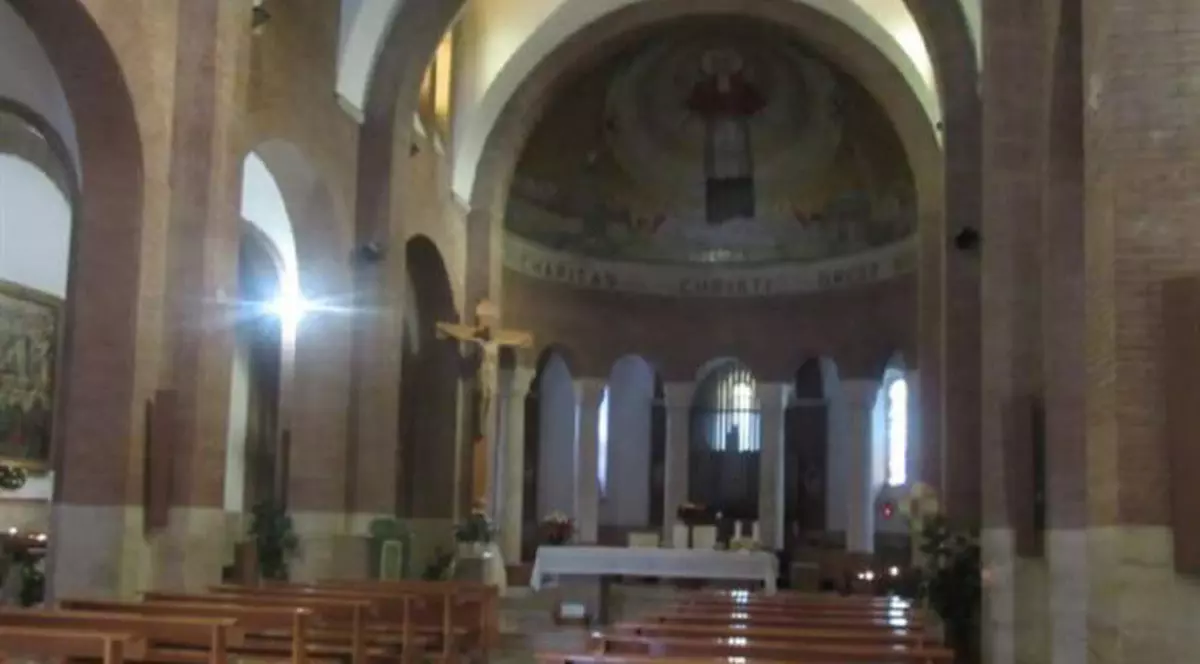 O româncă s-a dezbrăcat în biserică în fața unui preot de 80 de ani și a sărit pe el