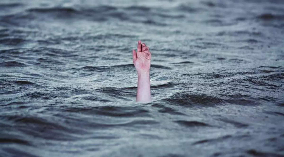 Doi copii s-au înecat într-un canal. Tatăl unuia dintre ei a avut un șoc dublu: ”Am observat o mână a fiului meu și l-am scos din apă”