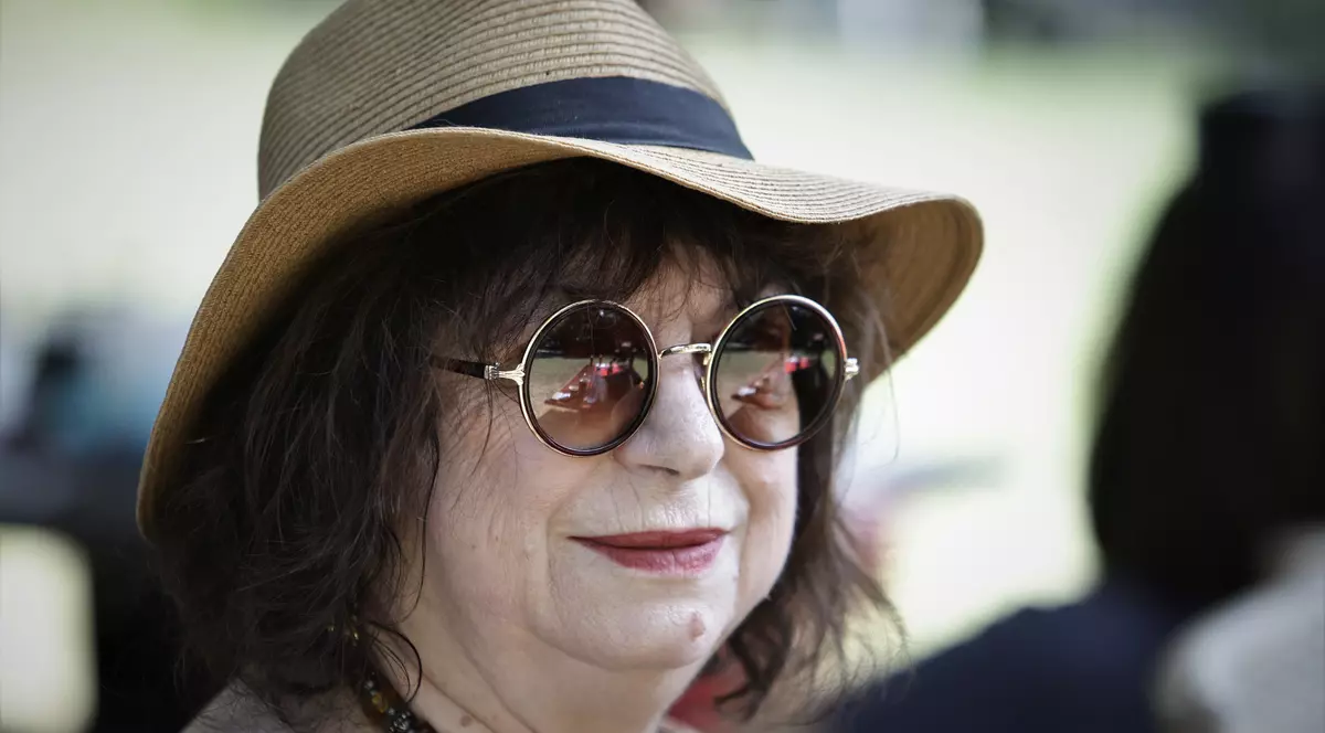 Virginia Rogin își alină singurătatea cu un pisoi