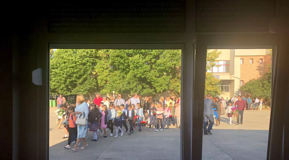 REPORTAJ/ Clopoțelul a sunat în containere la începerea noului an într-o școală din Timișoara. Primarul i-a îndemnat pe cei mici să devină ”oameni școlați” - FOTO