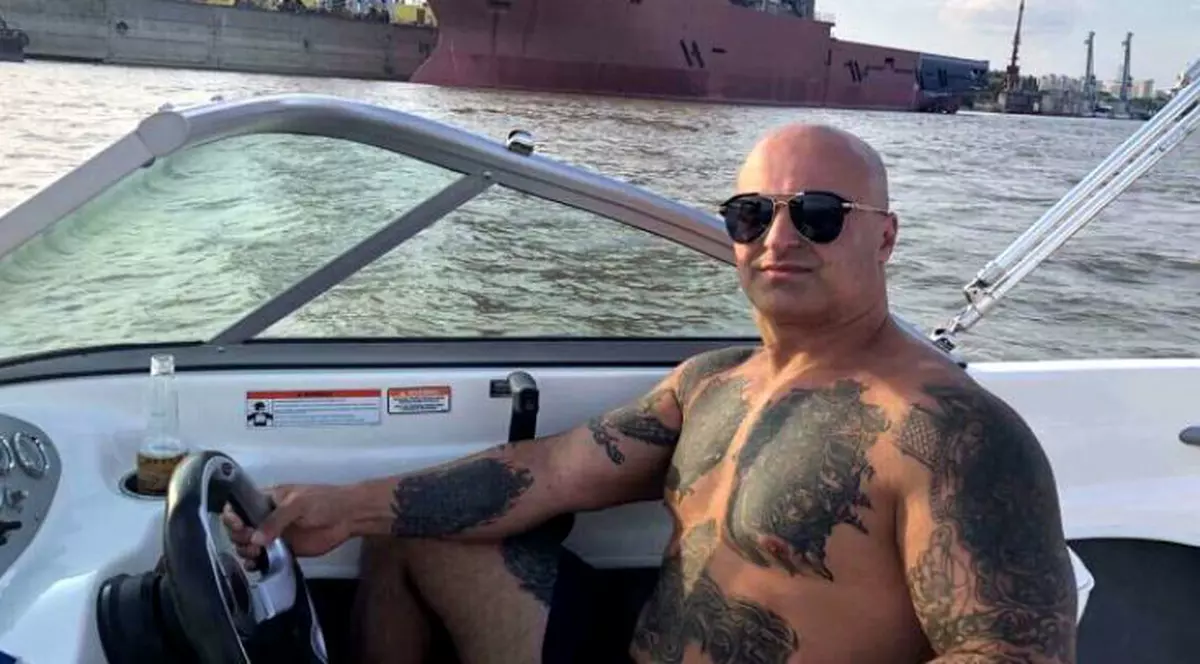 Cine este interlopul Dasaev. Interlopul Dasaev, la bustul gol, lăsând să se vadă mai multe tatuaje, în timp ce se află într-o barcă cu motor