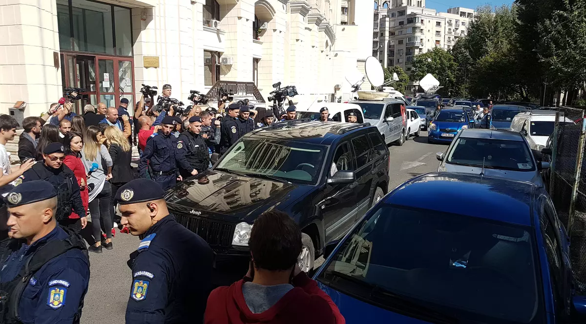 Fostul șef al Jandarmeriei, colonelul Sebastian Cucoș, a blocat toată strada din spatele Parchetului General. Șoferii au claxonat în spate