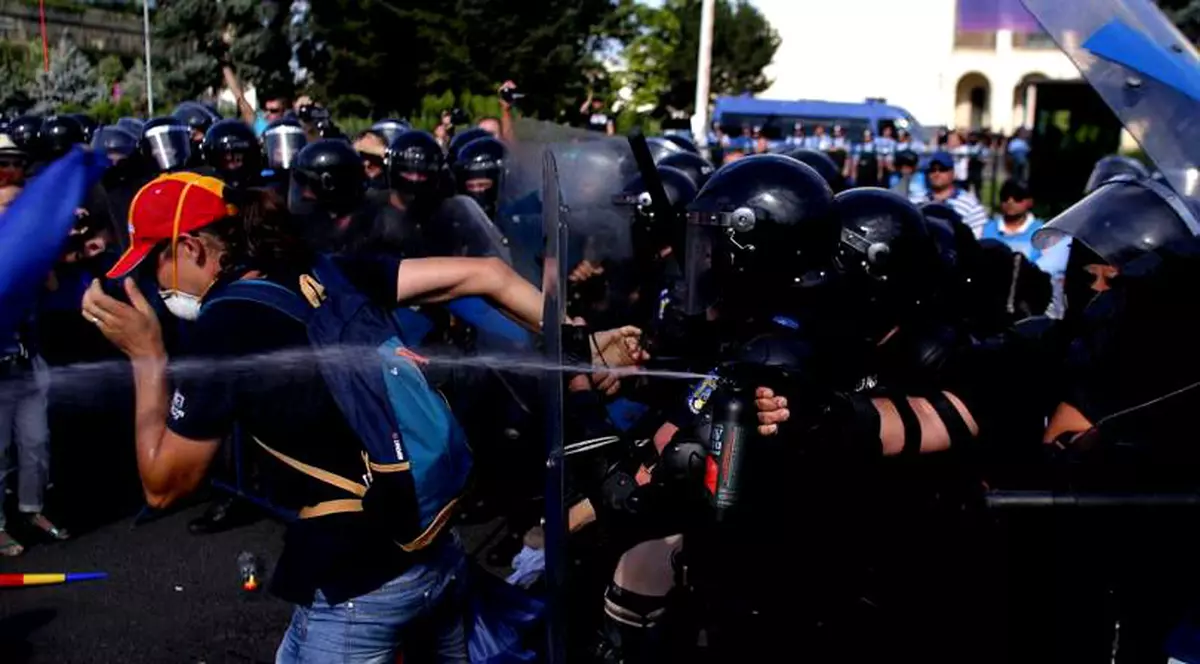 Procurorii fac cercetări pentru depistarea agresorilor a 169 de jandarmi. Anchetatorii au dat, în urmă cu puţin timp, un comunicat în care spun că au început verificările pentru a-i identifica pe cei care, la Mitingul Diasporei din 10 august, au bruscat şi atacat forţele de ordine.