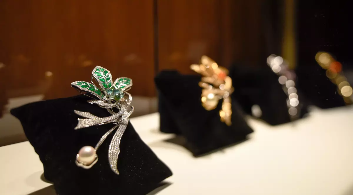 Bijuterii de 800.000 furate dintr-un hotel faimos din Paris. Cine este păgubita.