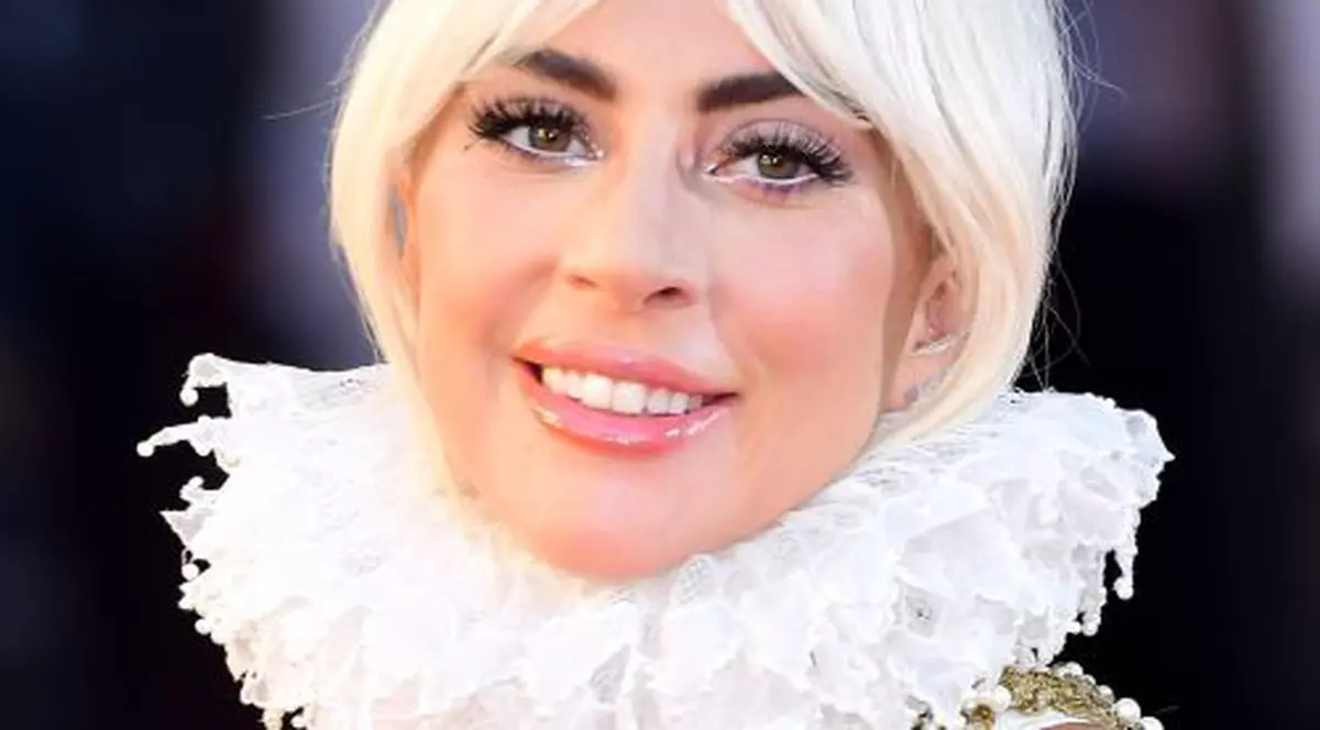 FOTO | Lady Gaga, apariție extravagantă la premiera filmului "A star is born" în UK