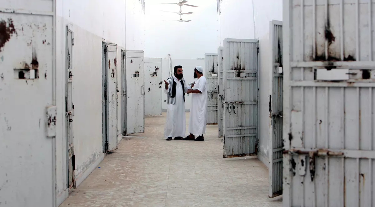 Peste 400 de deținuți au evadat dintr-o închisoare din Libia