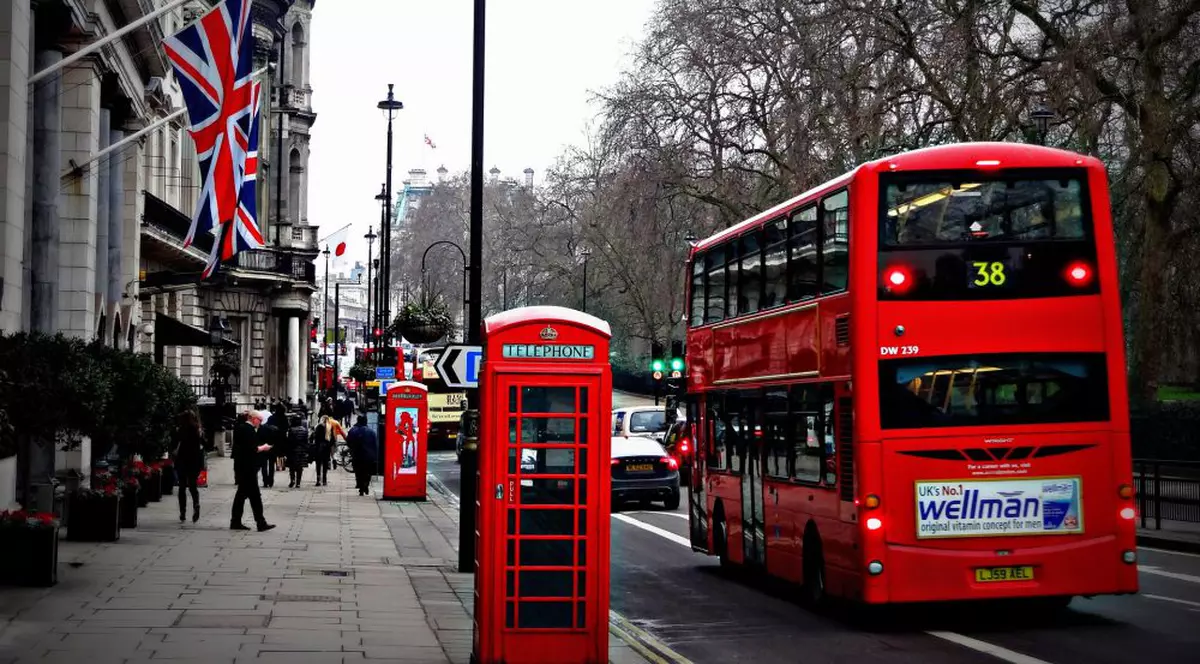 Ce este Universal Credit (Creditul Universal). Autobuz supraetajat și o cabină telefonică, ambele roșii, în Londra