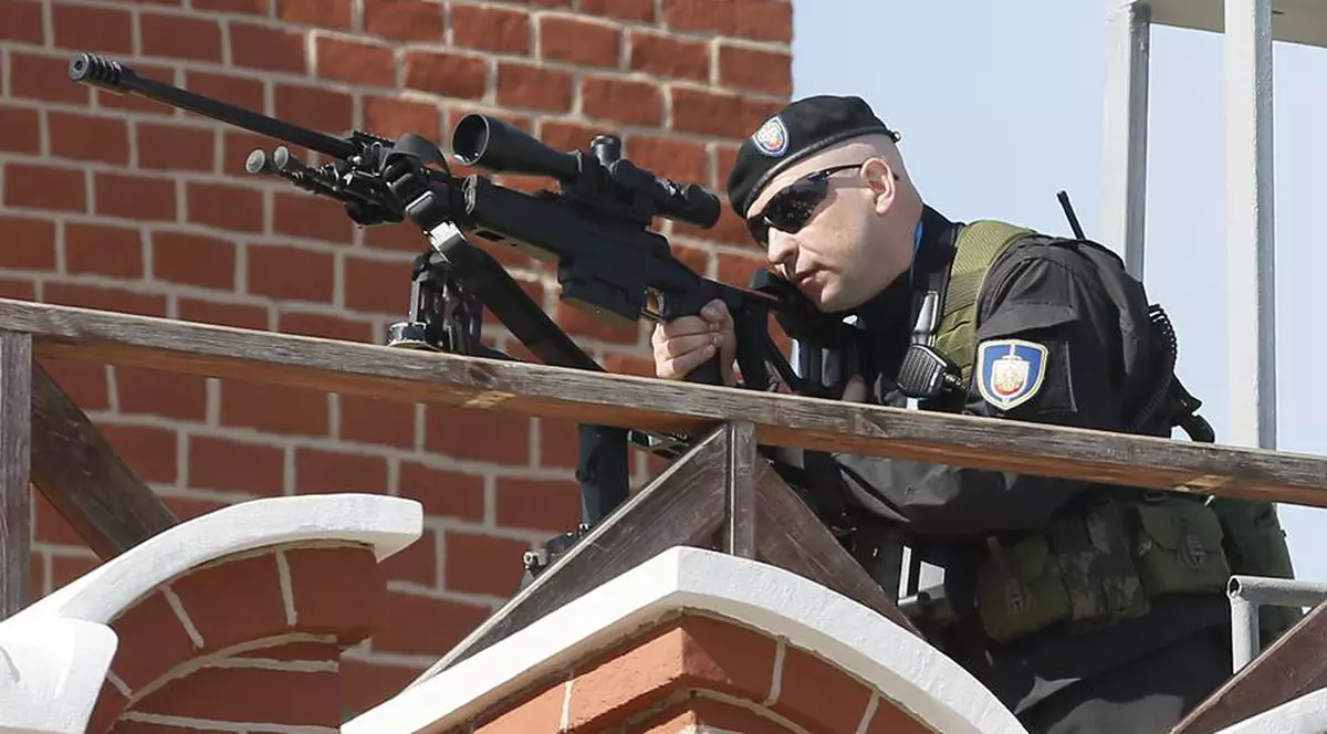 Cum arată pușca cu lunetă cu care e protejat Vladimir Putin. Un lunetist rus, pe acoperișul unei clădiri