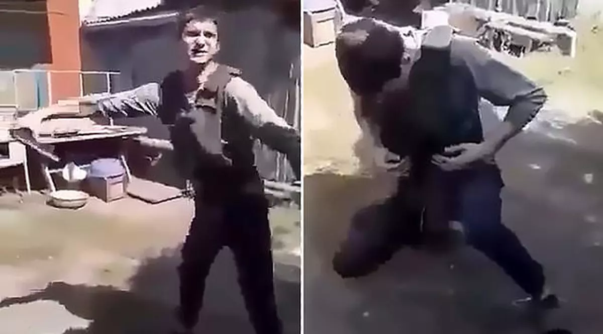 Un luptător din Ucraina s-a împușcat în stomac. Momentul în care luptătorul din Ucraina se împușcă în stomac