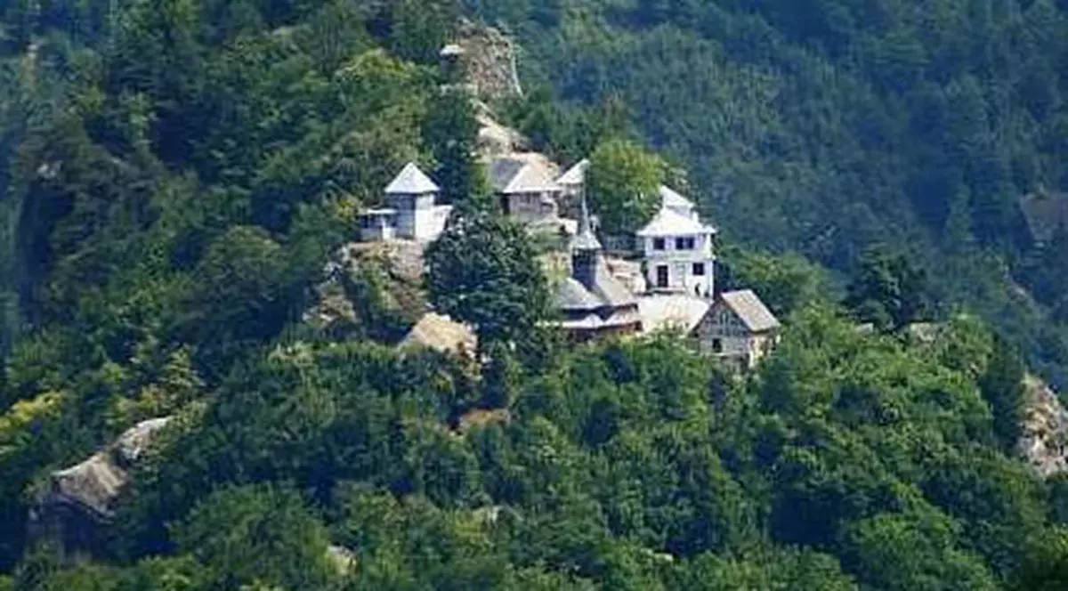 O turistă a murit după ce a căzut de pe poteca de acces către mănăstirea Cetăţuia