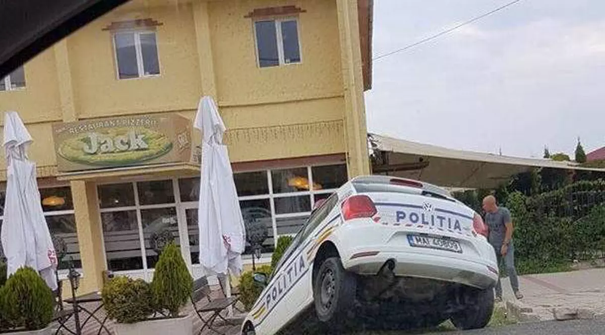 O mașină de poliție s-a răsturnat în șanț, în Timiș. A fost la un pas să facă victime