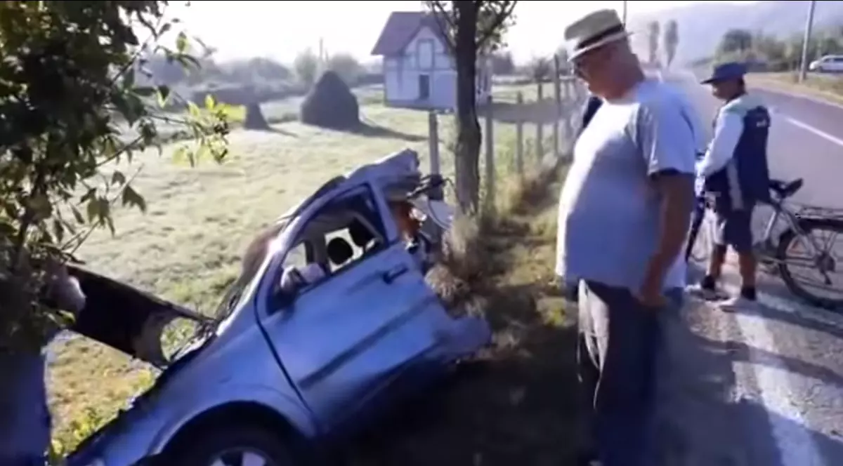 Mașină ruptă în două într-un accident în Dofteana, județul Bacău